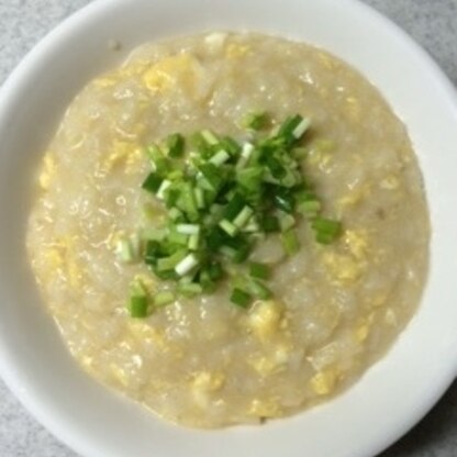 夫が風邪気味だったので、おじやにしました。
トロロが入ると、食感が変わりますね。トロトロ～
たまごも、優しい～♪
美味しかったです（＾0＾）レシピ、ありがとう～